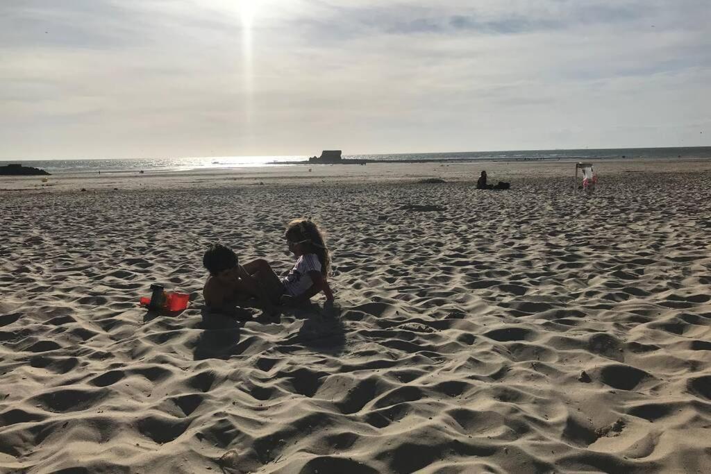 Fl'heurt De Sable Au Bord De *